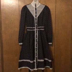 VINTAGE Gunne Sax by Jessica High-Necked Prairie Dress with Lace Details - Small